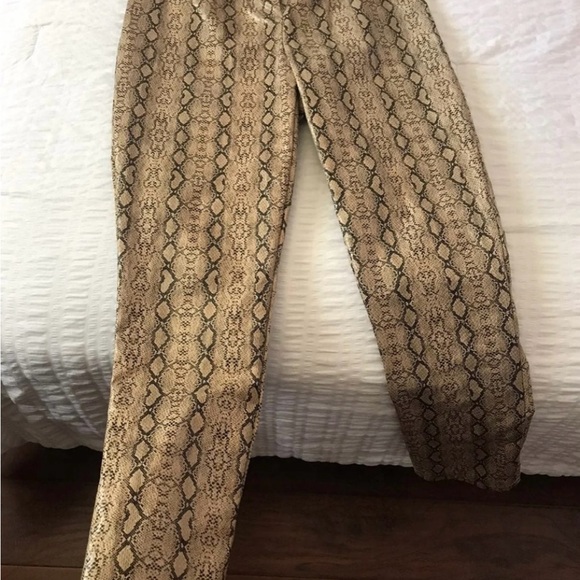 NWOT brown snakeskin print. Size medium - Picture 2 of 8